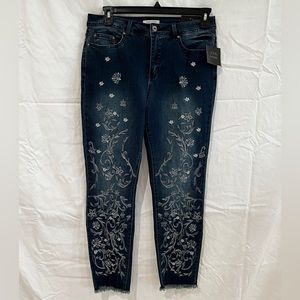 NWT John Mark beautifully embroidered skinny jeans w frayed hem. Size 12